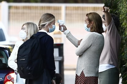 La princesa Leonor durante la toma de temperatura en la puerta del colegio Santa María de los Rosales, en Madrid, el 9 de septiembre de 2020.