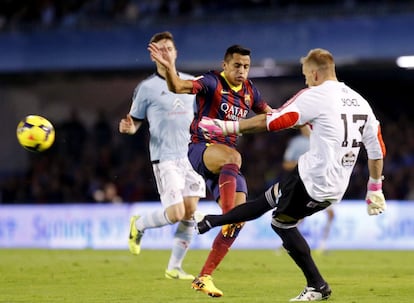 Yoel despeja ante Alexis.