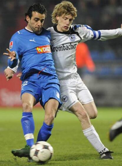 Copado (a la izquierda) disputa el balón con Kauf, del Bielefeld.