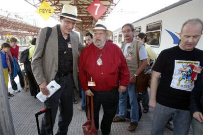 John Kessel (a la izquierda) y Peter Berling (ambos con sombrero), a su llegada ayer a Gijón, entre otros escritores que viajaron a la ciudad asturiana en el Tren Negro.