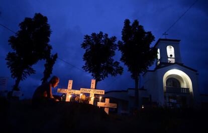 Un familiar de una víctima de Tifón Haiyan visita un cementerio de masas frente a la Iglesia de San Joaquín en Palo. La tormenta, la más fuerte que jamás haya golpeado la tierra, dejó más de 7.000 muertos.