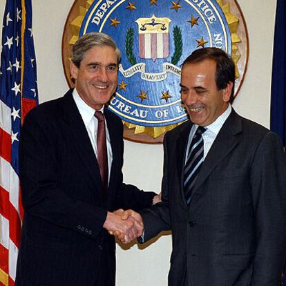 El ministro del Interior, José Antonio Alonso (derecha), saluda al director del FBI, Robert Mueller.