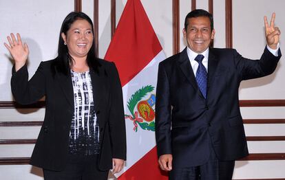 Keiko Fujimori y Ollanta Humala posan en Lima tras mantener una breve reunión.