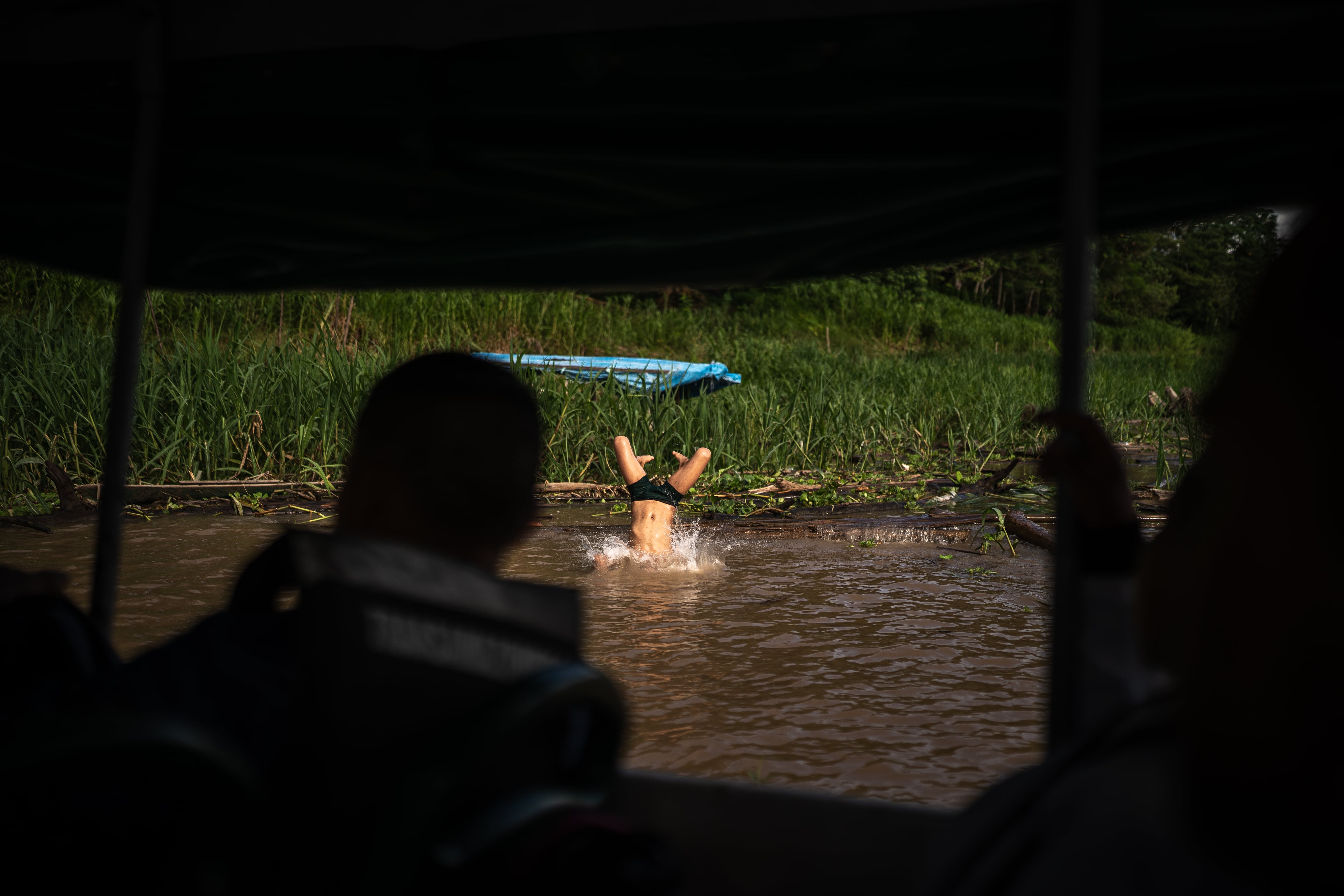 Niños juegan en el río Amazonas en el Amazonas Colombiano el 13 de diciembre del 2024. 