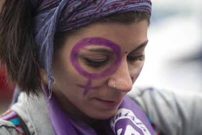 Detalle del símbolo feminista que una manifestante lleva pintado sobre su cara, esta tarde en Madrid. 