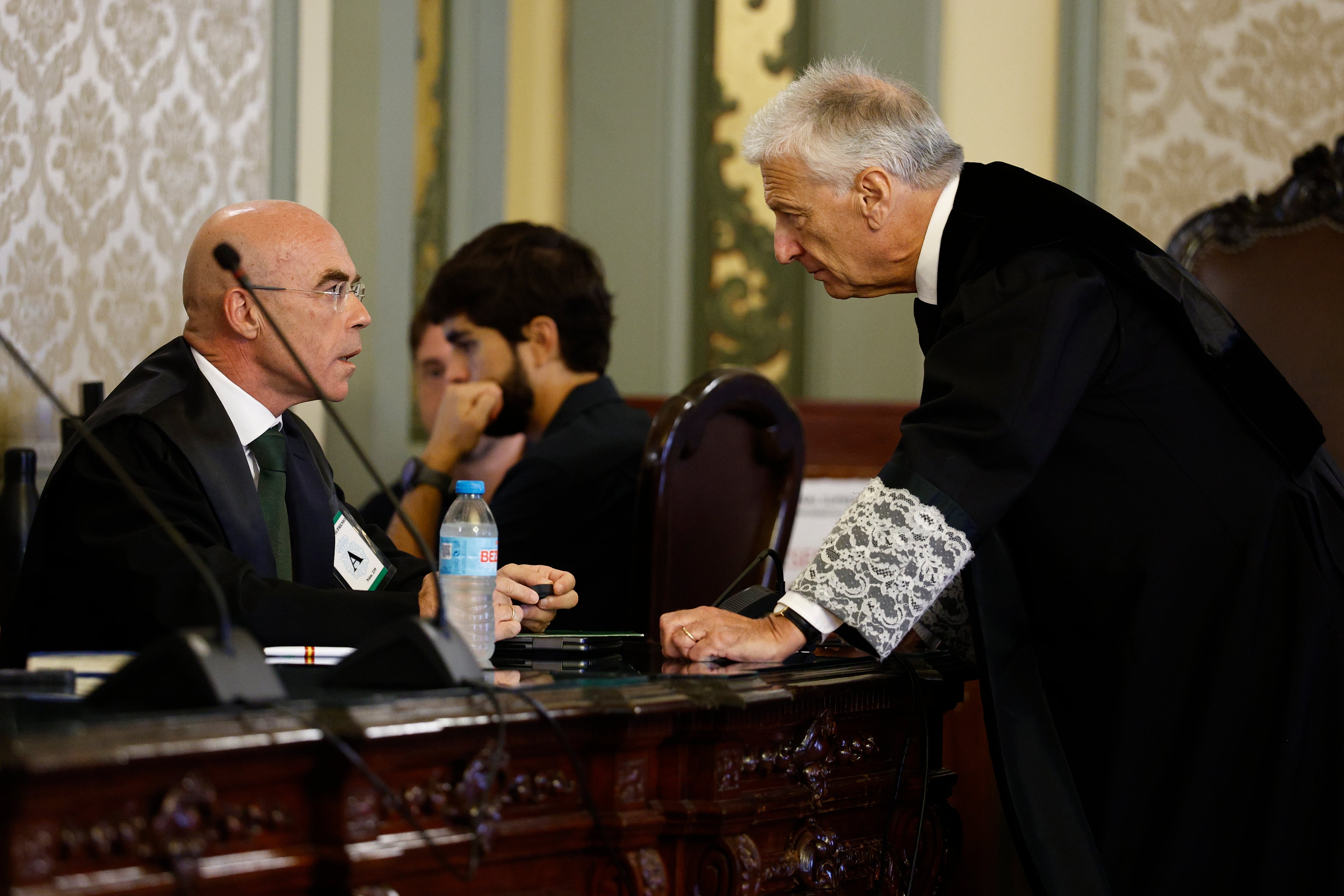 El Supremo paraliza el derecho al voto de los beneficiarios de la ley de nietos hasta que acrediten que son hijos o nietos de exiliados