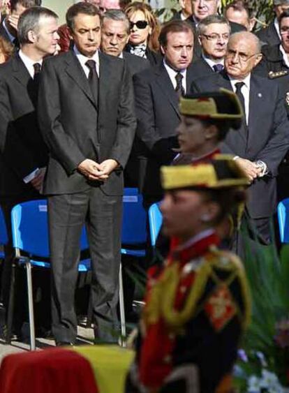 Zapatero, de pie y a la izquierda, durante el funeral.