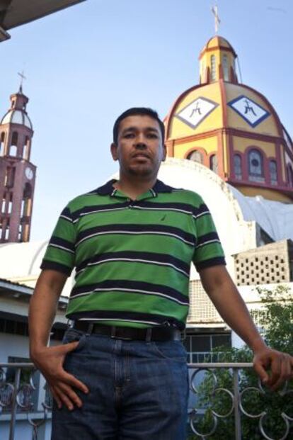 Adrián Alejándrez Chávez en la parroquia de la Asunción en Apatzingán.