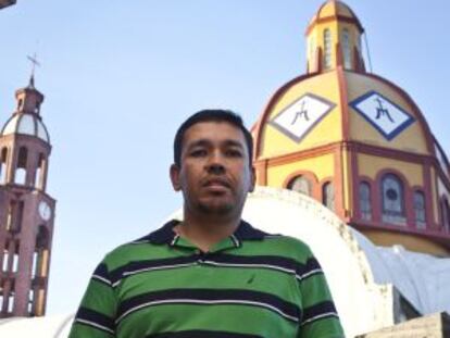 Adrián Alejándrez Chávez en la parroquia de la Asunción en Apatzingán.