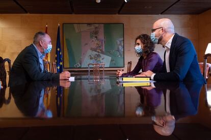 La ministra de Hacienda, María Jesús Montero, y el secretario de Estado de Derechos Sociales, Nacho Álvarez, presentan los presupuestos al diputado valenciano de Compromís, Joan Baldoví.