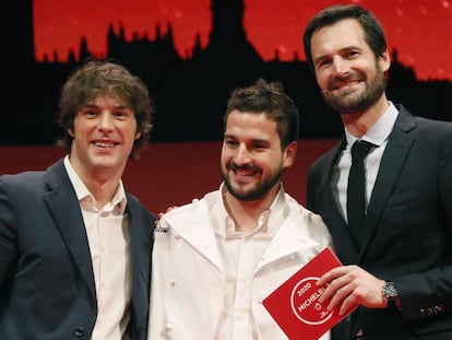 Jordi Cruz (esquerre) i Alberto Durá, del restaurant Angle, reben el premi. 