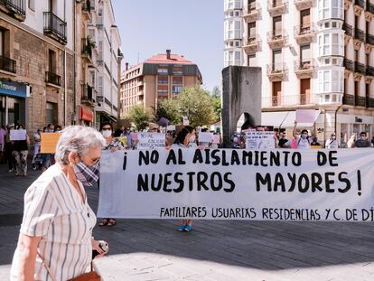 Protesta contra el cierre de centros de día y la limitación de las visitas en las residencias, este sábado en Vitoria.