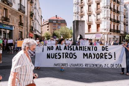 Protesta contra el cierre de centros de día y la limitación de las visitas en las residencias, este sábado en Vitoria.