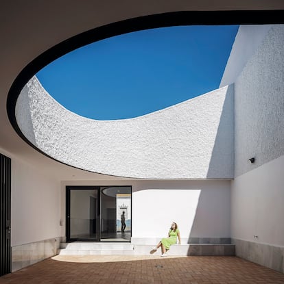Ubicada en un pueblo de Huelva, la Casa Borrero reinterpreta la vivienda arquetípica andaluza bajo los códigos del diseño contemporáneo, con una sinuosa fachada y un envolvente patio.