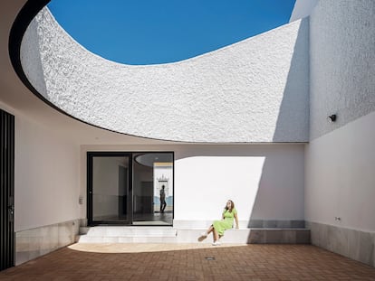Ubicada en un pueblo de Huelva, la Casa Borrero reinterpreta la vivienda arquetípica andaluza bajo los códigos del diseño contemporáneo, con una sinuosa fachada y un envolvente patio.