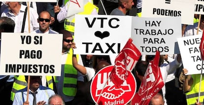 Conductores de vehículos de alquiler con conductor (VTC)protestan  en el Paseo de la Castellana de Madrid contra el real decreto ley.