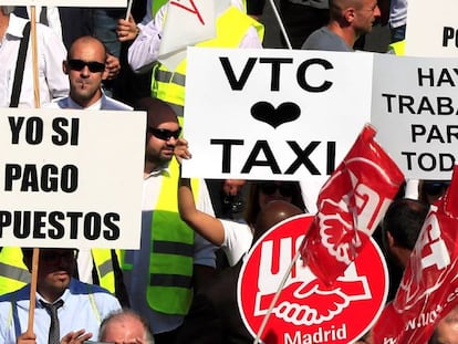 Conductores de vehículos de alquiler con conductor (VTC)protestan  en el Paseo de la Castellana de Madrid contra el real decreto ley.