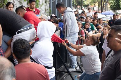 Afuera de la Arena Ciudad de México, sede de seis de los conciertos de la gira, reinó el desorden durante la venta de boletos. Personas que estuvieron formadas durante tres días reclamaron que los revendedores adquirían sus entradas sin hacer fila y con la complicidad de los empleados del recinto. En la imagen, una seguidora de Luis Miguel jalonea a un revendedor que intentó brincarse la fila. 