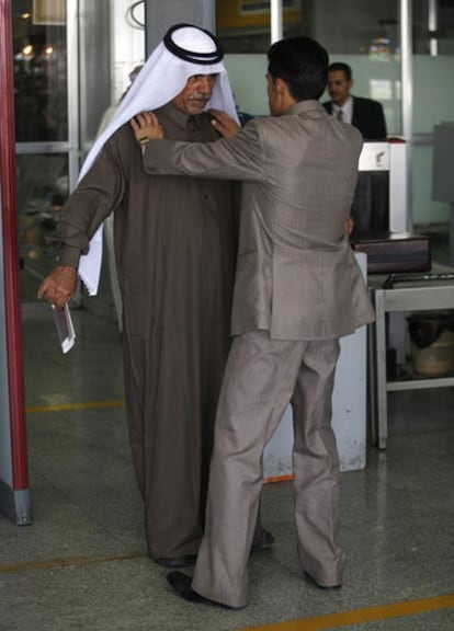 Un empleado del aeropuerto de Saná cachea a un hombre el pasado 19 de enero.