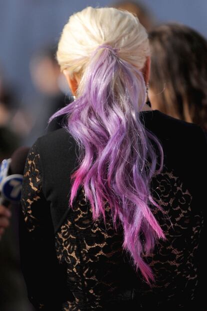 Christina Aguilera dio el toque de color a su look tan negro con estos mechones violetas en su melena rubia.