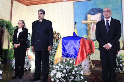 Fotografía cedida donde se observa al presidente venezolano, Nicolás Maduro, junto a su esposa Cilia Flores, durante el velorio de Tibisay Lucena, este miércoles en Caracas.