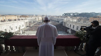 El papa Francisco, de espaldas, en el Vaticano.