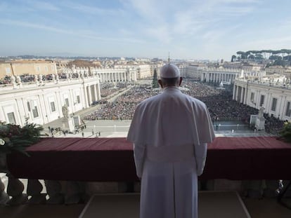 El papa Francisco, de espaldas, en el Vaticano.
