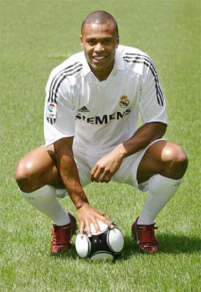 Baptista, sobre el cesped del Bernabeu, vestido de blanco.