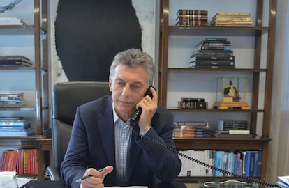 El presidente argentino Mauricio Macri habla por teléfono con su par de EEUU, Donald Trump.