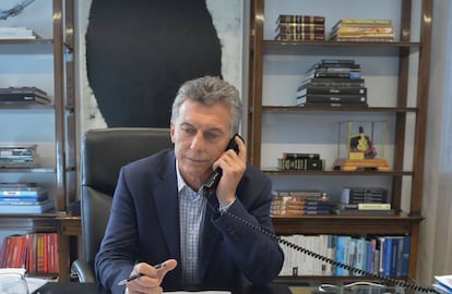 El presidente argentino Mauricio Macri habla por tel&eacute;fono con su par de EEUU, Donald Trump.