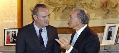 El jefe del Consell, Alberto Fabra, conversa con el presidente de La Caixa, Isidro Fain&eacute;, en el Palau de la Generalitat.