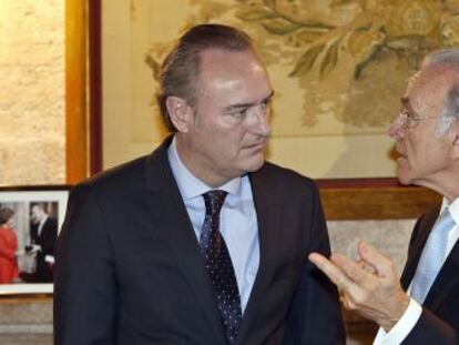 El jefe del Consell, Alberto Fabra, conversa con el presidente de La Caixa, Isidro Fainé, en el Palau de la Generalitat.