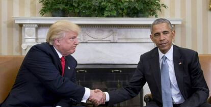 Barack Obama y Donald Trump se estrechan la mano en el Despacho Oval, en la Casa Blanca, en Washington.