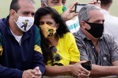 Seguidores de Bolsonaro com máscaras de Bolsonaro nesta segunda, em Brasília.