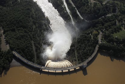 Desembalse de agua en la presa de El Gergal (Sevilla) durante las inundaciones del pasado diciembre.