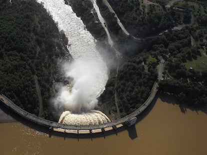 Desembalse de agua en la presa de El Gergal (Sevilla) durante las inundaciones del pasado diciembre.