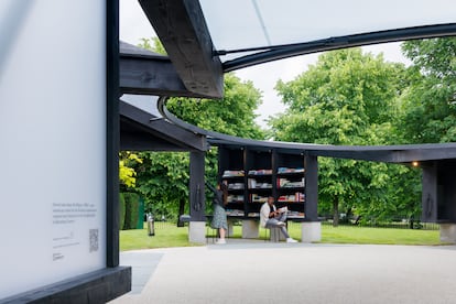 Detalle de la biblioteca de libros no leídos -del artista Heman Chong y la archivista Renée Staal, al norte del Pabellón.