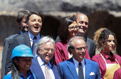 El primer ministro italiano Matteo Renzi. Bajo él, Diego Della Valle, presidente de Tod’s, y su hermano Andrea, durante la presentación de las obras hoy en Roma.