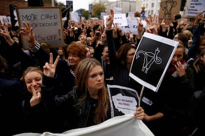 Manifestación bajo el lema 'lunes negro' el 3 de octubre en Varsovia.