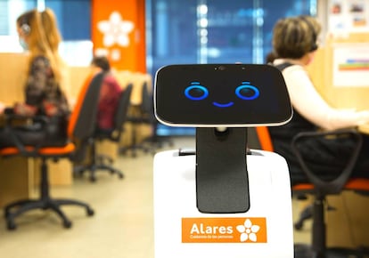 Lar, el robot que Alares ha fichado para una prueba piloto.