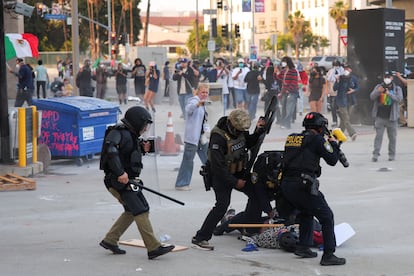 La policía detiene a un manifestante que bloqueó la entrada del garaje del Edificio Federal de Los Ángeles.