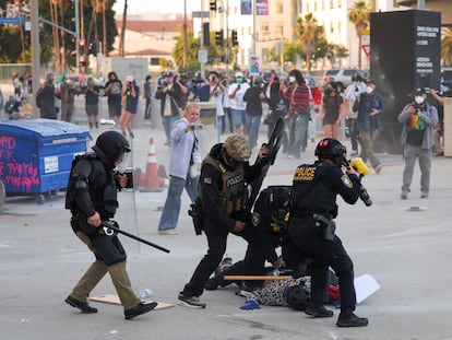 La policía detiene a un manifestante que bloqueó la entrada del garaje del Edificio Federal de Los Ángeles.