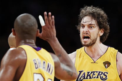 Gesto de rabia de Pau Gasol, felicitado por Kobe Bryant, en el séptimo partido de la final contra los Celtics.