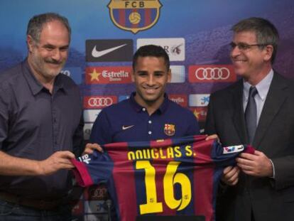 Douglas junto con el vicepresidente Jordi Mestre y a Zubizarreta durante su presentacion. 