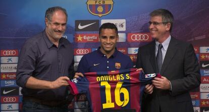 Douglas junto con el vicepresidente Jordi Mestre y a Zubizarreta durante su presentacion. 