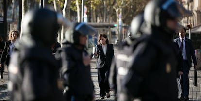 Policías nacionales en Llotja de Mar; al fondo, la vicepresidenta en funciones, Carmen Calvo.