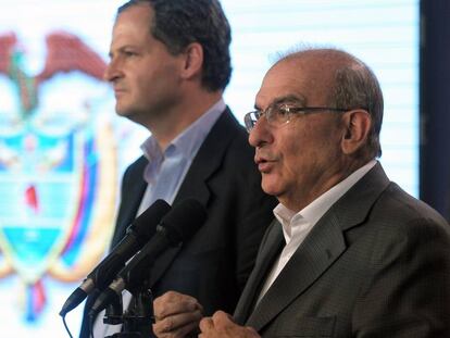Humberto de la Calle y Sergio Jaramillo, delegados del gobierno en el proceso de paz con las FARC. 