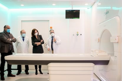 Isabel Díaz Ayuso presentaba el equipo MR Linac Unity, el 17 de diciembre de 2021 en el hospital La Paz. En la izquierda de la imagen, el entonces viceconsejero de Asistencia Sanitaria y Salud Pública, Antonio Zapatero, y el gerente del hospital, Rafael Pérez-Santamarina.