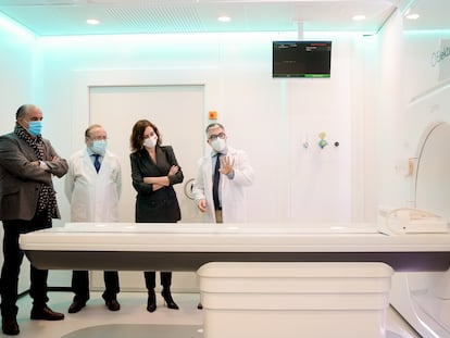 Isabel Díaz Ayuso presentaba el equipo MR Linac Unity, el 17 de diciembre de 2021 en el hospital La Paz. En la izquierda de la imagen, el entonces viceconsejero de Asistencia Sanitaria y Salud Pública, Antonio Zapatero, y el gerente del hospital, Rafael Pérez-Santamarina.