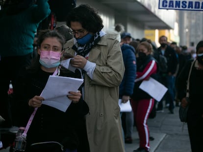 Personas hacen una fila para hacerse una prueba de covid esta semana en Ciudad de México.